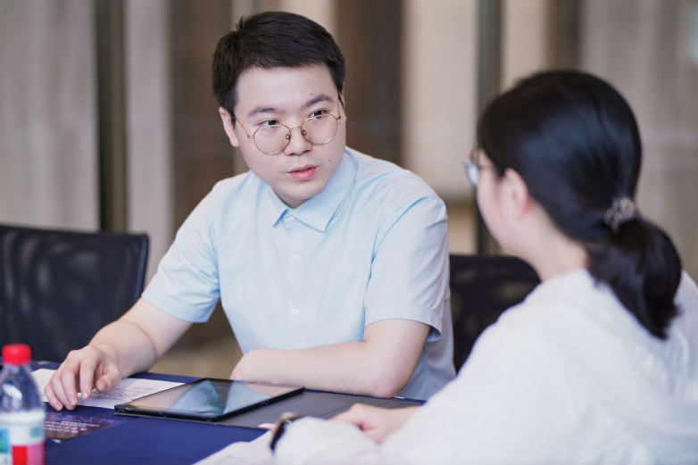 浙江省人民医院住院医师吴健章正在模拟问诊.png