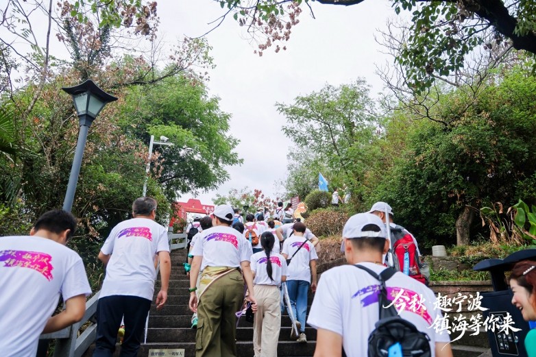 登山背影.jpg