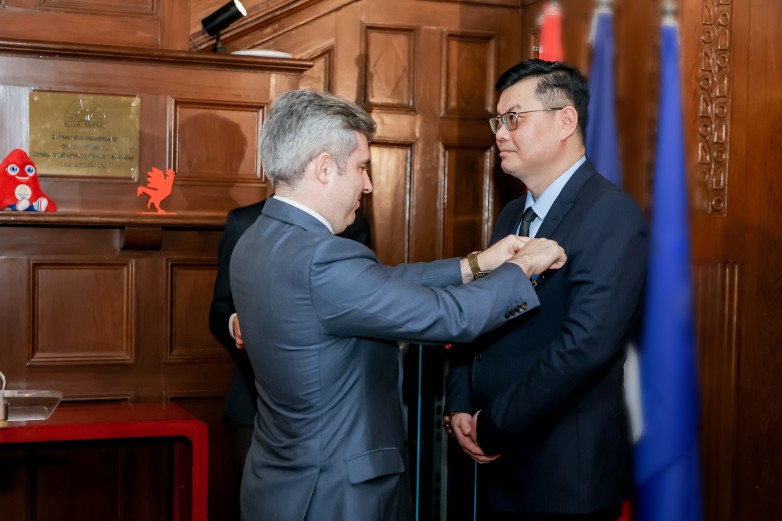 张宁君荣膺法兰西共和国国家功绩骑士勋章