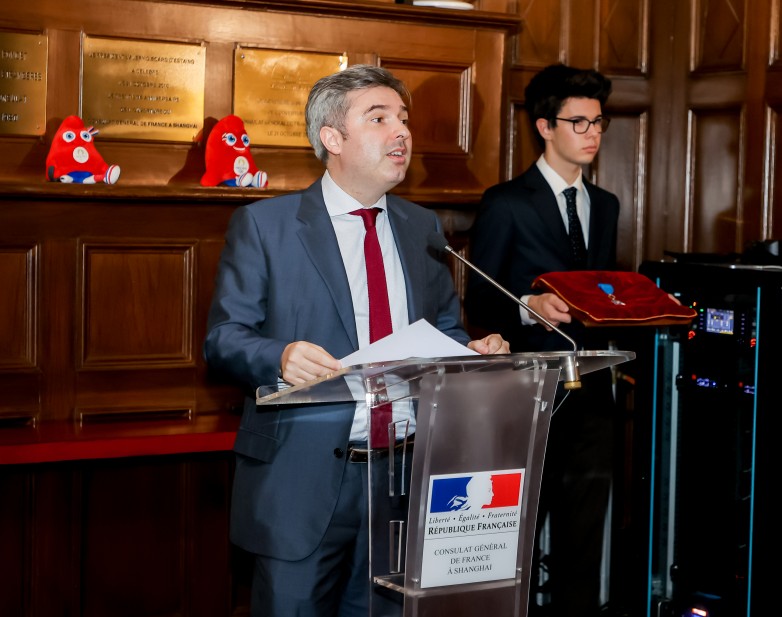 张宁君荣膺法兰西共和国国家功绩骑士勋章