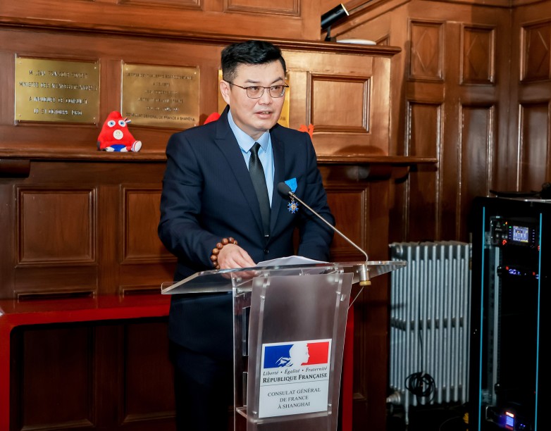 张宁君荣膺法兰西共和国国家功绩骑士勋章