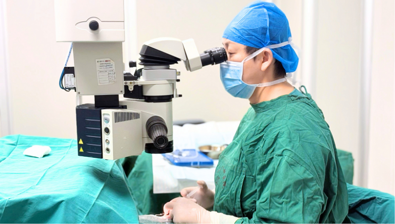 贵港爱尔唐健青院长引领贵港近视矫正新征程 全国首批龙晶®PR晶体植入术成功实施