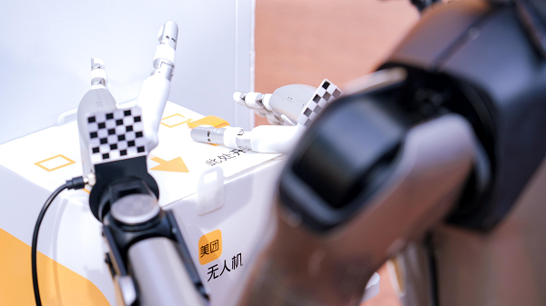 1764724543381964.png 竞技赛比拼过程_灵巧手拆包裹.png