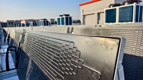 1765879395768700.jpg 聚阳王牌8台光热款超低温热泵采暖 配置256张光热板供12000平 (5).jpg