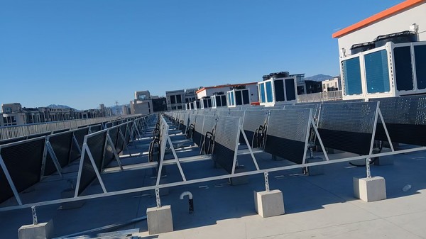 1765879459485102.jpg 聚阳王牌8台光热款超低温热泵采暖 配置256张光热板供12000平.jpg