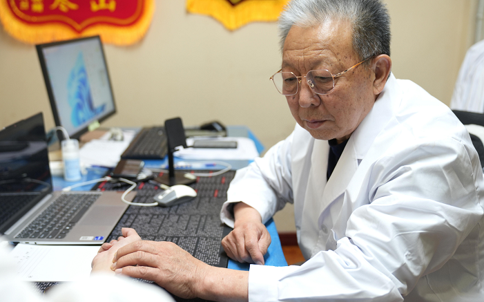 守藝亦守心：扁圣中醫(yī)館陳風(fēng)何的中醫(yī)人生