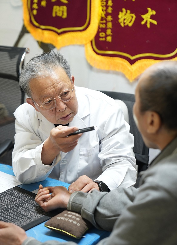 守藝亦守心：扁圣中醫(yī)館陳風(fēng)何的中醫(yī)人生