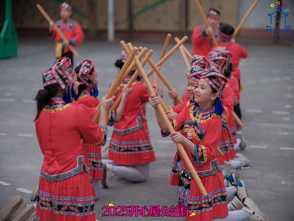 1767509447310110.jpg 2同学们表演民族节目欢迎爱心团队的到来.jpg