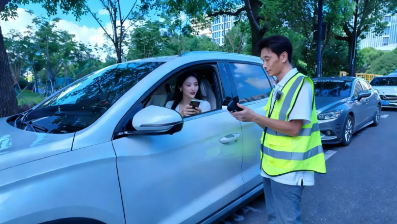 路边停车收费是不是“想收就收”？合法性与依据详解