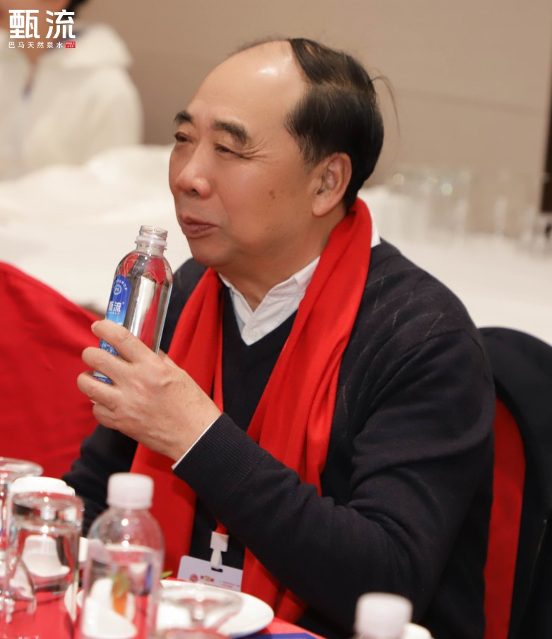 1769361870778293.jpeg 甄流为老干部健康护航 吴帝聪亲自给领导搬水