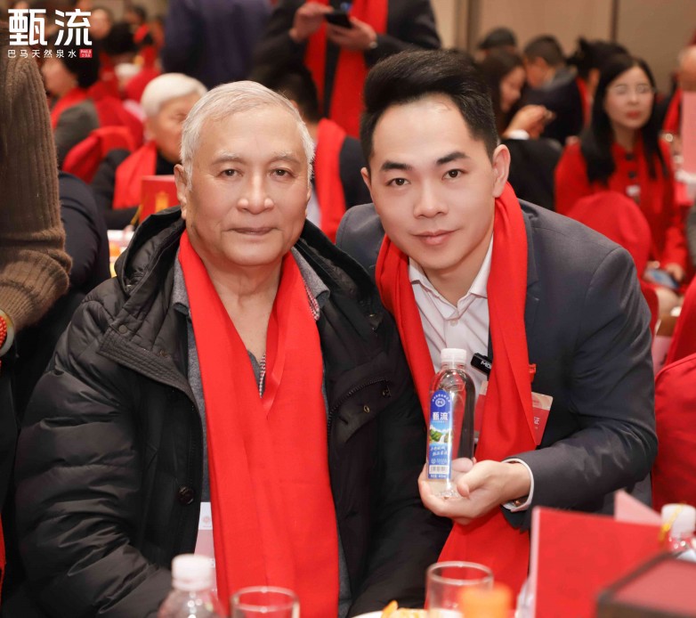 甄流为老干部健康护航 吴帝聪亲自给领导搬水