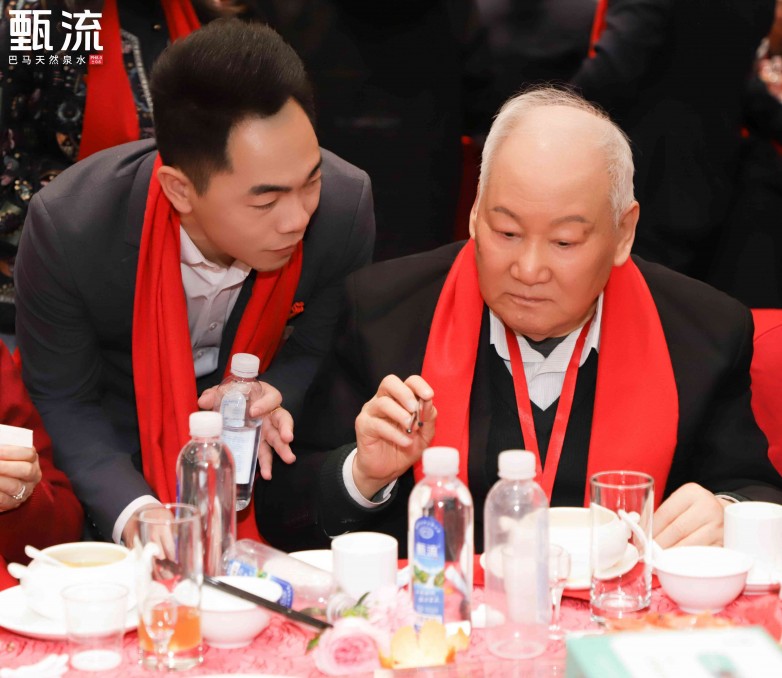 1769361987195522.jpeg 甄流为老干部健康护航 吴帝聪亲自给领导搬水