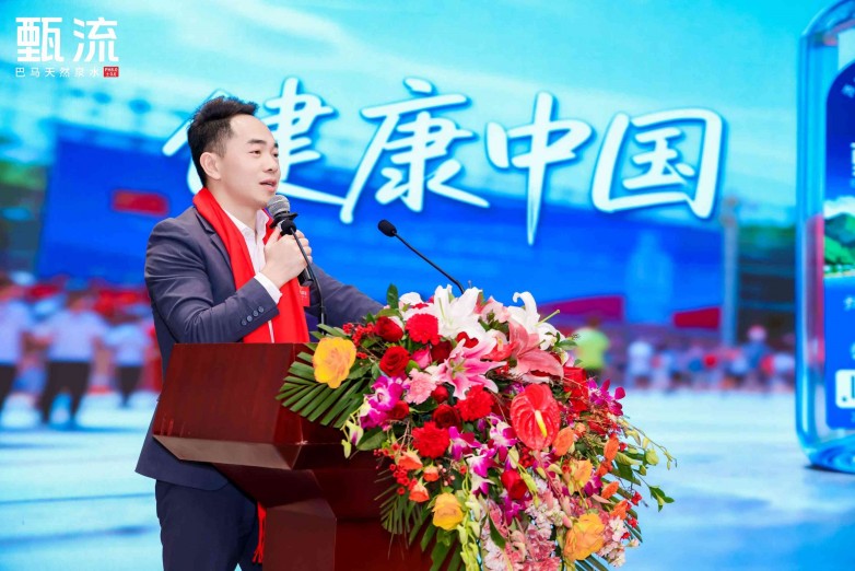 1769362057751125.jpeg 甄流为老干部健康护航 吴帝聪亲自给领导搬水