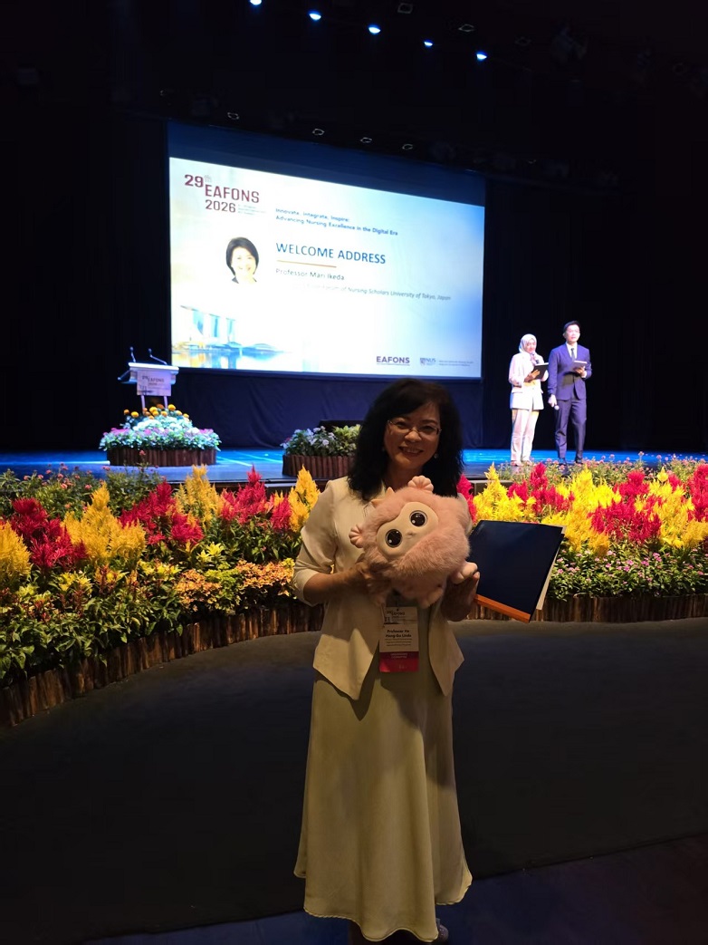 大会主席在开幕式上拥抱xiao lu.jpg