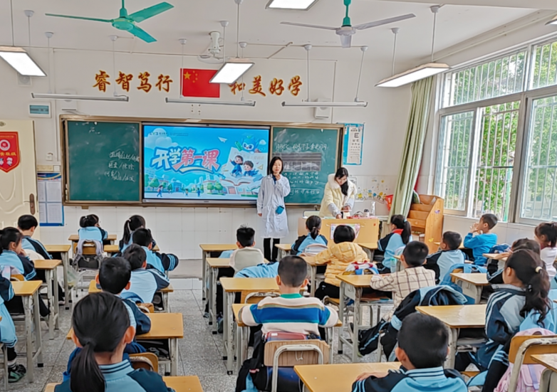 开学季遇上近视防控月 科学护“瞳”守护少年明亮视界——南宁爱尔眼科近视防控公益科普进校园_https://www.izongheng.net_快讯_第3张