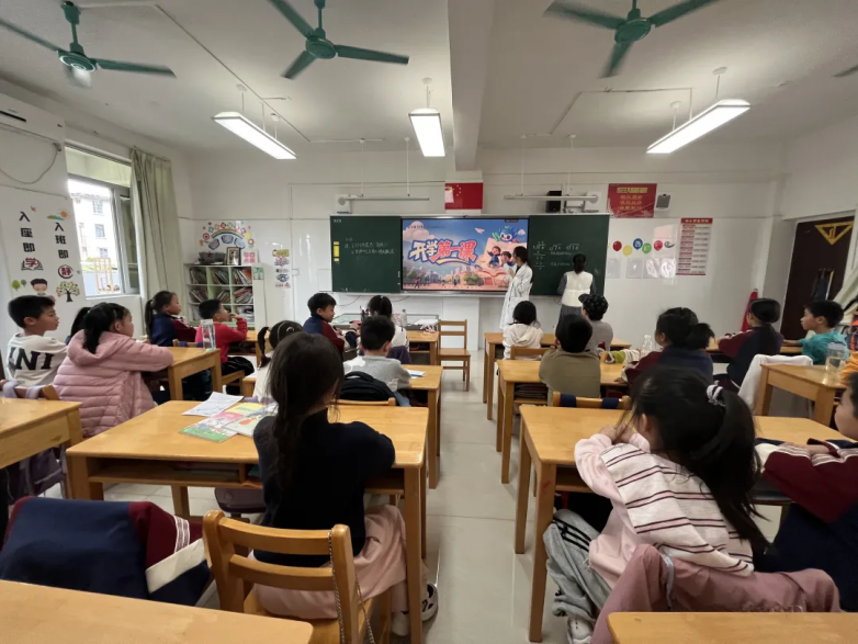 开学季遇上近视防控月 科学护“瞳”守护少年明亮视界——南宁爱尔眼科近视防控公益科普进校园_https://www.izongheng.net_快讯_第4张