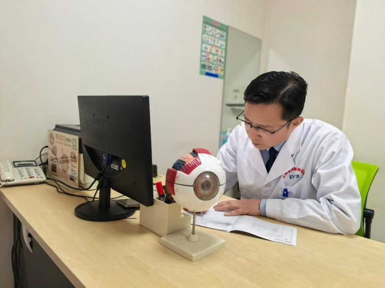 七旬老人重获清晰“视界”:双焦点晶体让他远近皆清(图1) 七旬老人重获清晰“视界”:双焦点晶体让他远近皆清(图1)