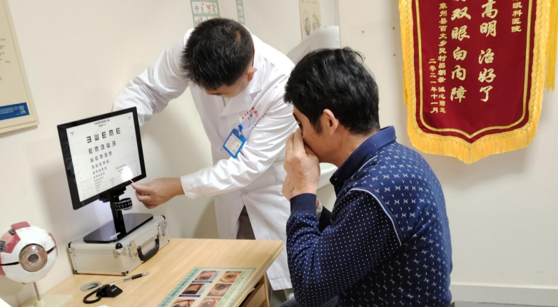 七旬老人重获清晰“视界”:双焦点晶体让他远近皆清(图2) 七旬老人重获清晰“视界”:双焦点晶体让他远近皆清(图2)