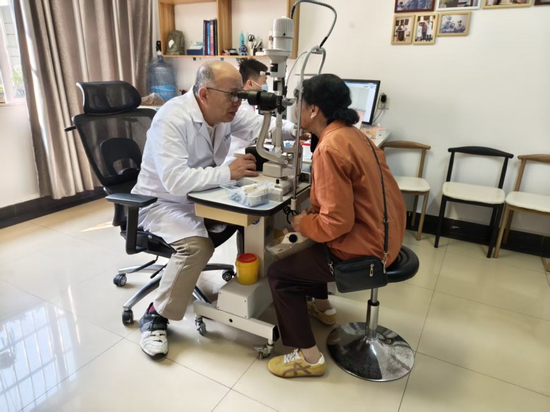 省级专家邵彦明院长亲临巡诊,义诊圆满成功! 省级专家邵彦明院长亲临巡诊,义诊圆满成功!