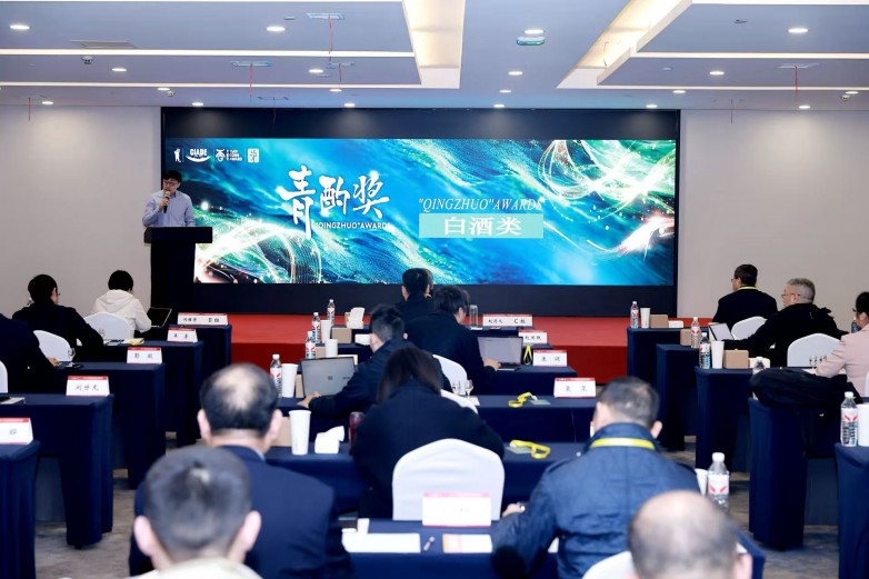 幽雅酱香 荣耀加冕！九暹欢洽酒斩获2025年度“青酌奖”