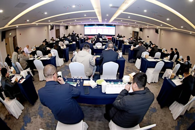 幽雅酱香 荣耀加冕！九暹欢洽酒斩获2025年度“青酌奖”