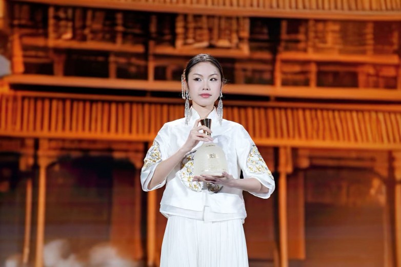 幽雅酱香 荣耀加冕！九暹欢洽酒斩获2025年度“青酌奖”