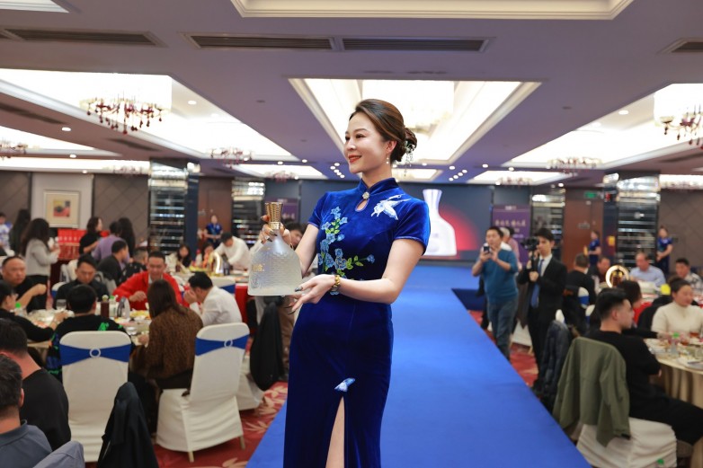 幽雅酱香 荣耀加冕！九暹欢洽酒斩获2025年度“青酌奖”