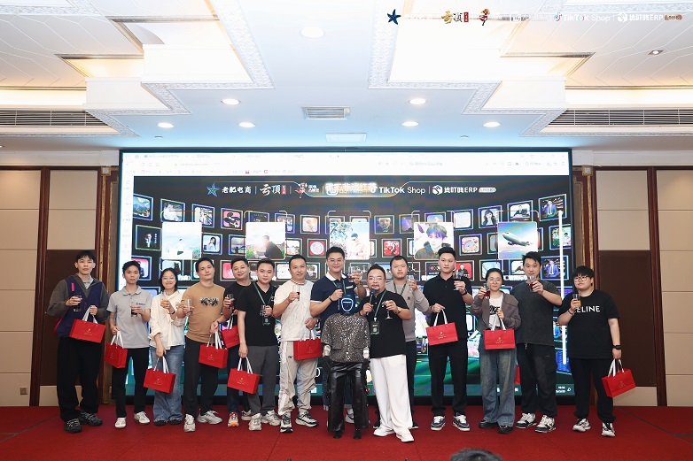 1774575568650656.jpg 晚宴2.JPG