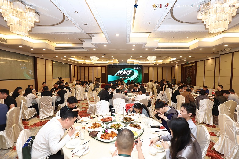 1774575554521160.jpg 晚宴3.JPG