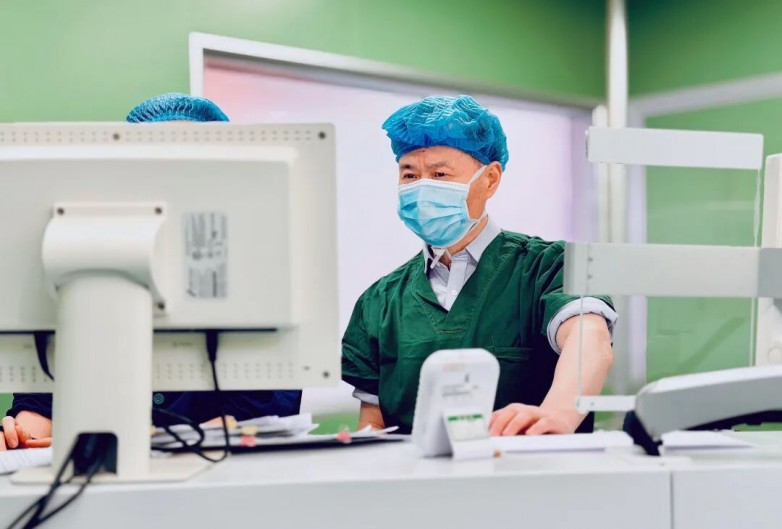 从首例到批量:白继教授浙江行见证嘉兴朝聚老视手术的“先驱”实践!_快讯_第7张_纵横网 从首例到批量:白继教授浙江行见证嘉兴朝聚老视手术的“先驱”实践!_https://www.izongheng.net_快讯_第7张