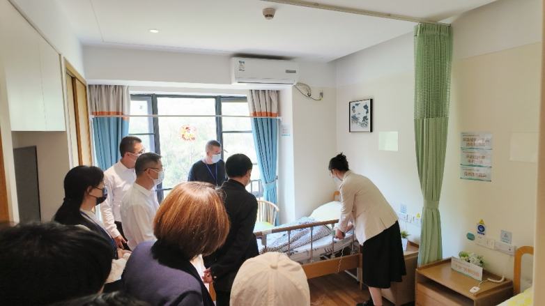 党建护航银龄生活 瑞众保险探索“保险+”服务新路径