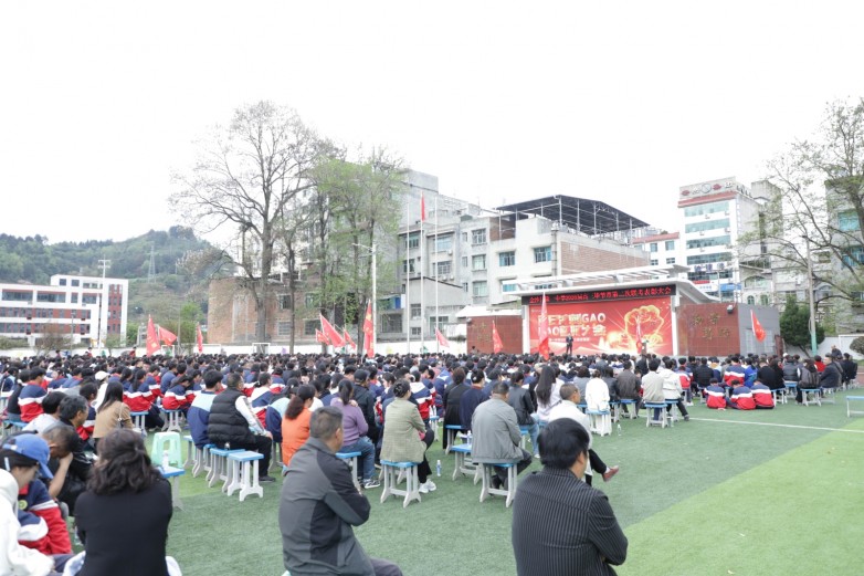 吴帝聪心怀感恩反哺母校