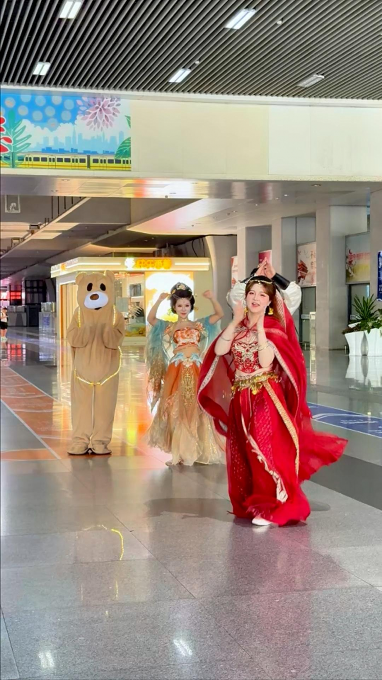 厦门园博苑花灯乐园NPC天团惊喜现身北站快闪迎客开启春假氛围，向游客发出春日邀约