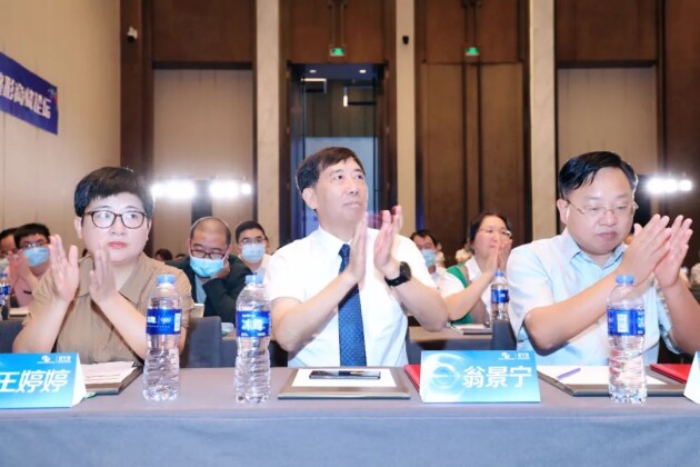 近视手术到底安全吗？福州爱尔翁景宁教授30年临床经验解答