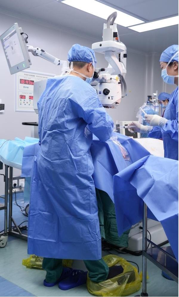 站着完成白内障手术，东莞爱尔刘斐院长个性化施术助八旬老人重见清晰视界