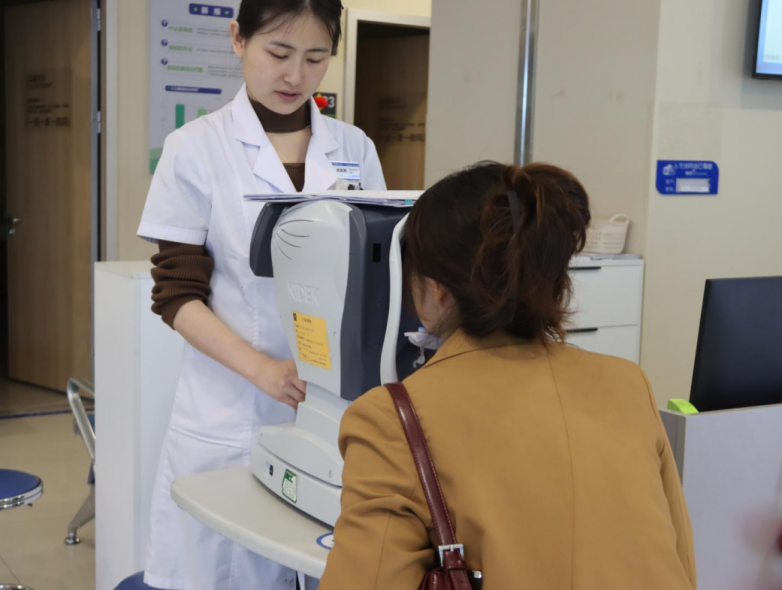 谁说眼科医生不摘镜｜弥勒爱尔眼科院长夫人亲身摘镜，用真实体验鉴证高清视界