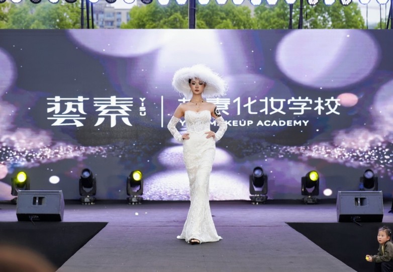 在贵阳学化妆4个月,她靠"为客户省钱"接单不断 在贵阳学化妆4个月,她靠"为客户省钱"接单不断