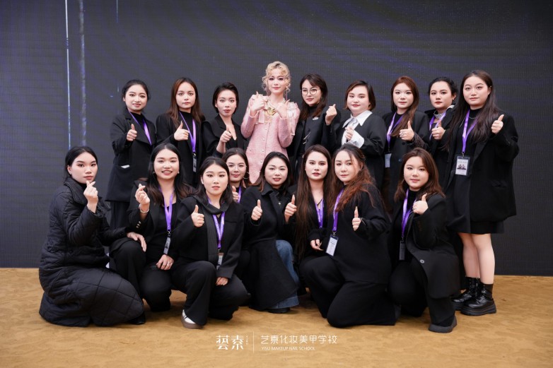 到贵阳学化妆值得吗?艺素学员学成后接单57000元 到贵阳学化妆值得吗?艺素学员学成后接单57000元