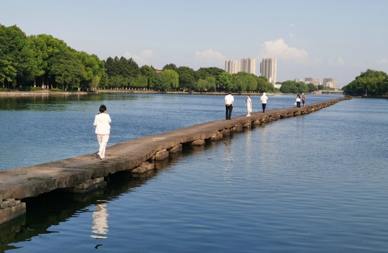2023年8月考察浙东运河绍兴古纤道遗址.jpg