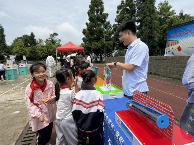 66爱眼日遇上少先队主题日：开阳这所学校的孩子们收到一份特别的节日礼物_https://www.izongheng.net_快讯_第3张