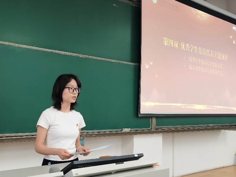 在校生党员代表黄淑鸿.jpg