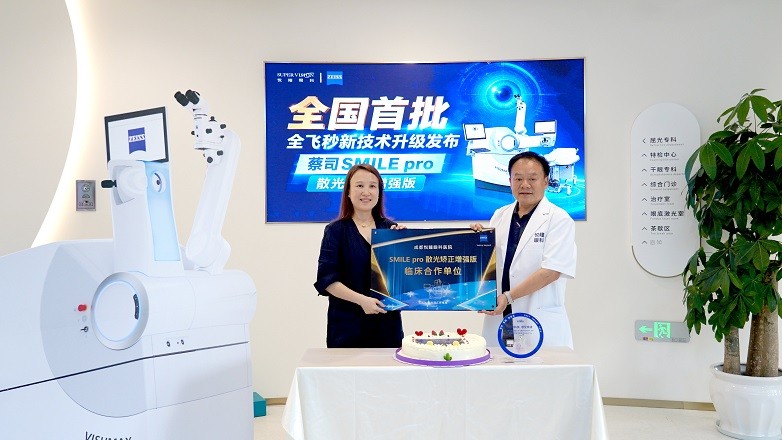 (张院童经理授牌合影图).jpg