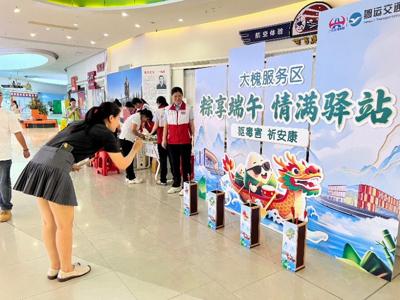 旅客参与投壶射毒害（摄影：何飞燕）.JPG