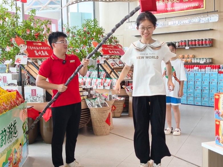 乐驿便利店内开展“一举高粽”活动(刘润华).jpg
