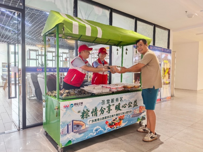 圣堂服务区志愿者向过往货车司机派发龙舟饭、粽子等（摄影：黎艮女） (2).jpg