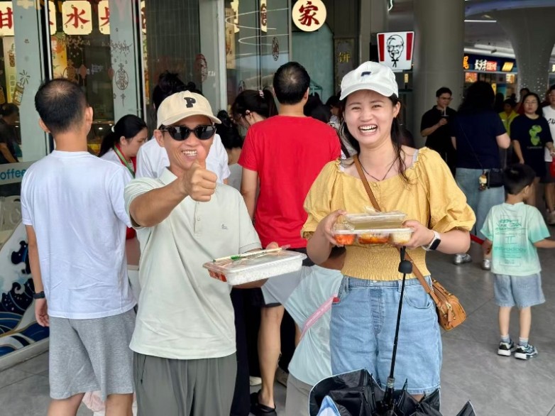 旅客在长沙湾服务区开心领取龙舟饭（摄影：张婵英）.jpg