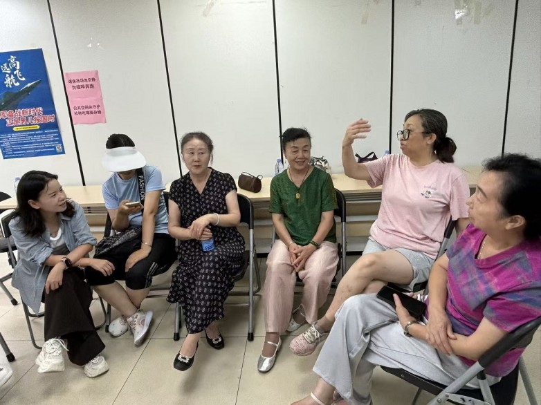 家长分组研讨.jpg