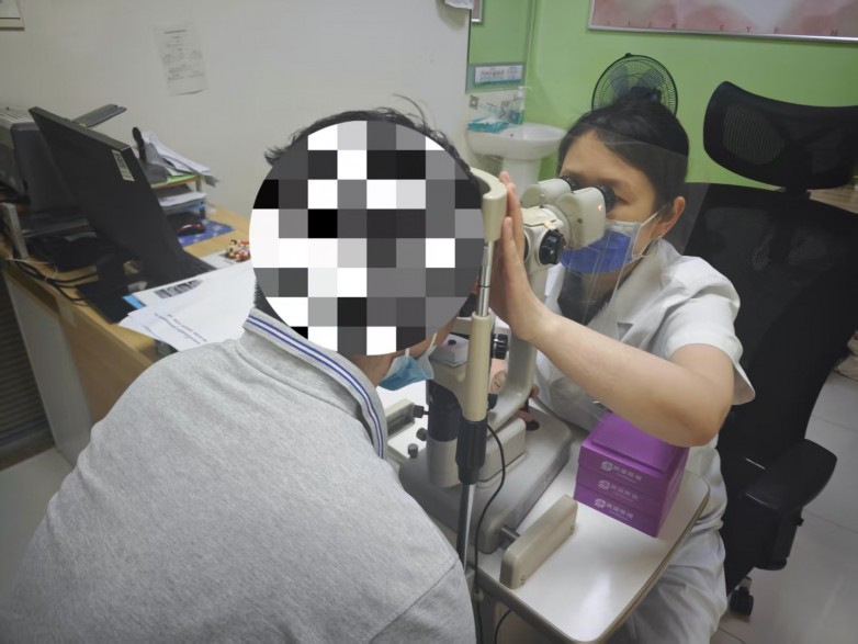 徐曼医生为张先生进行裂隙灯检查.jpg