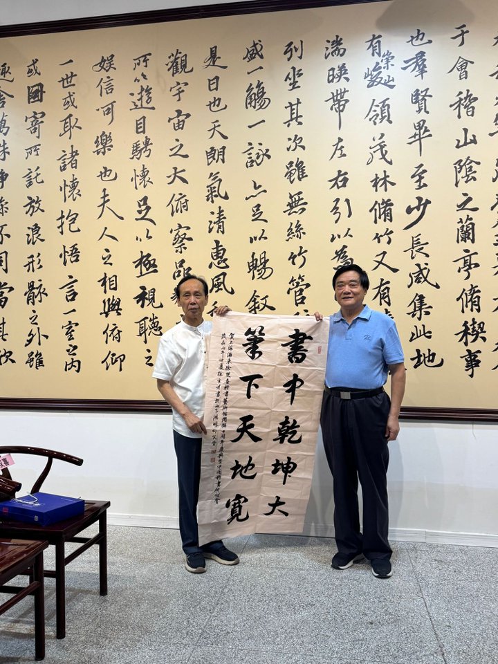 徐金才(右)赠送徐双喜老师(左)作品.jpg