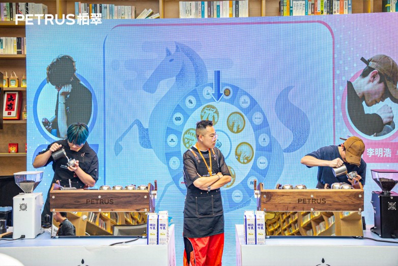 p走垃圾桶矿泉水_副本.jpg